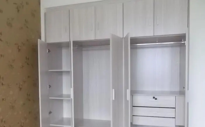 定制衣柜门厂家讲解衣柜移门与衣柜开门哪个好?